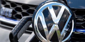 Το λογότυπο της VW σε αυτοκίνητο