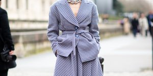 γυναίκα με σακάκι και φούστα στην εβδομάδα μόδας