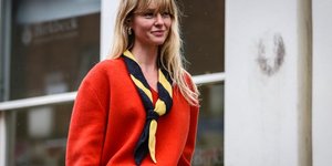 Γυναίκα με πουλόβερ