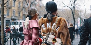 γυναίκες περπατούν με τσάντες και αξεσουάρ στην εβδομάδα μόδας