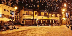 Χιονισμένο τοπίο στην Αρναία Χαλκιδικής τη νύχτα