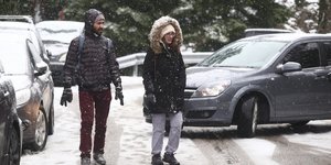 Ζευγάρι περπατάει στο χιόνι στη Πάρνηθα
