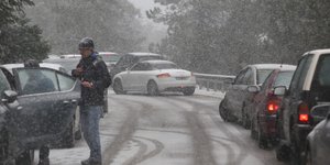 Χιόνια σε δρόμο με αυτοκίνητα