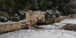 Χιονισμένο τοπίο δίπλα σε βρύσες