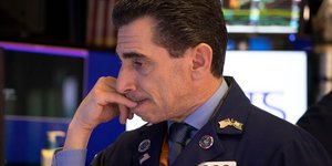 Χρηματιστής τρώει τα νύχια του