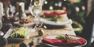 Εορταστικό τραπέζι χωρίς ανθρώπους 