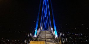 Φωταγωγημένη γέφυρα στο Ρίο-Αντίρριο