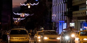 Χριστούγεννα στολισμένος δρόμος