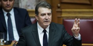 Ο Μιχάλης Χρυσοχοΐδης στη Βουλή