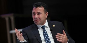 Ο Ζόραν Ζάεφ κάθεται και συζητά
