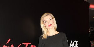 Η Ζέτα Δούκα με ολόσωμη μαύρη φόρμα και τσάντα