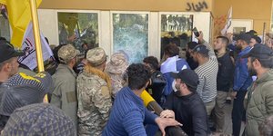 Διαδηλωτές πολιορκούν την πρεσβεία των ΗΠΑ στη Βαγδάτη στις 31 Δεκεμβρίου