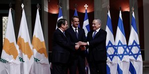 Νίκος Αναστασιάδης, Κυριάκος Μητσοτάκης και Μπέντζαμιν Νετανιάχου δίνουν τα χέρια μετά την υπογραφή της συμφωνίας