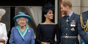 Η βασίλισσα Ελισάβετ με τους πρίγκιπα Χάρι και Μέγκαν Μαρκλ 