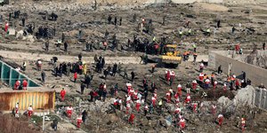 Μπουλντόζα στο σημείο της συντριβής toy Boeing στο Ιράν