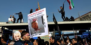 Ιρανοί πανηγυρίζουν για τις πυραυλικές επιθέσεις κατά των Αμερικανών στο Ιράκ