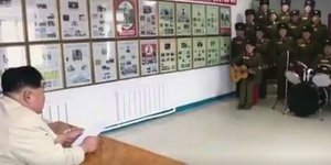 O ηγέτης της Β. Κορέας Κιμ Γιονγκ Ουν παρακολουθεί παράσταση