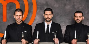 Οι κριτές του MasterChef κρατώντας μαχαιροπήρουνα στα χέρια