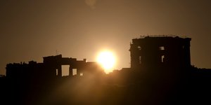 O ήλιος ανατέλλει στα Προπύλαια