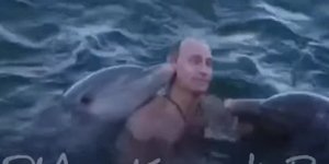 Ο Ρώσος πρόεδρος Πούτιν κολυμπά με δελφίνια στο Βαραντέρο της Κούβας