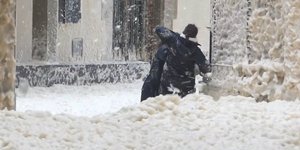 Αφρός θάλασσας κάλυψε τα πάντα στο Tossa de Mar της Ισπανίας