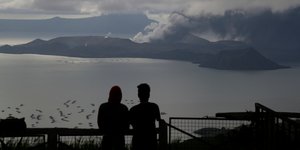 H έκρηξη του ηφαιστείου Ταάλ δεν αποθάρρυνε τους μελλονυμφους