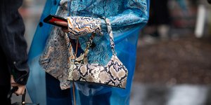 Γυναίκα με τσάντα και παλτό