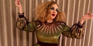 Η τραγουδίστρια Αντέλ με αποκριάτικη στολή