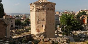 Στο κέντρο το μνημείο Αέρηδες, δεξιά η πορτούλα των φυλακών