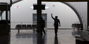 Αστυνομικός σε χώρο του αεροδρομίου της Τρίπολης