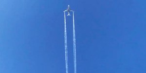 Αεροσκάφος αδειάζει καύσιμα