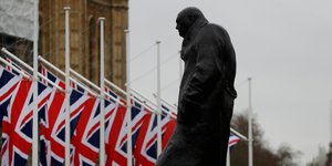 βρετανικές σημαίες άγαλμα Τσόρτσιλ έξω από το βρετανικό κοινοβούλιο