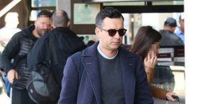 Ο σχεδιαστής μόδας Άγγελος Μπράτης με σακάκι και γυαλιά ηλίου