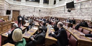 Έδρανα σε αίθουσα της Βουλής