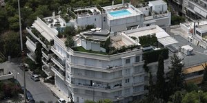 Πολυκατοικία με πισίνα στην ταράτσα