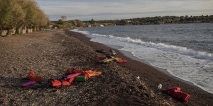 Σωσίβια μεταναστών σε ακτή ελληνικού νησιού