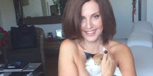 Η Αλεξάνδρα Παλαιολόγου σε παλιότερη φωτογράφηση μαζί με τη γάτα της