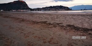 άμπωτη στο Ναύπλιο: Η θάλασσα τραβήχτηκε περισσότερο από 150 μέτρα
