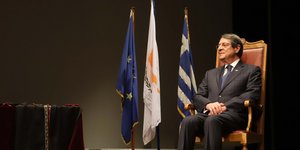 Ο Νίκος Αναστασιάδης κάθεται σε καρέκλα