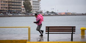 Ανδρας τρέχει με αντιανεμικό με έντονο αέρα