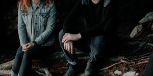 Άνδρας γυναίκα καθισμένοι πριν τον χωρισμό 