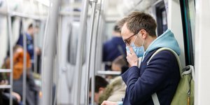 Άνδρας με μάσκα στο μετρό για να προφυλαχθεί από τον κοροναϊό