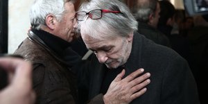 Με σκυμμένο κεφάλι στενοχωρημένος Ανδρέας Μικρούτσικος