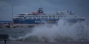 Πλοίο σε λιμάνι με μεγάλα κύματα