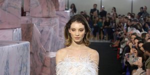 Η Αννα Μαρία Ηλιάδου φοράει νυφικό