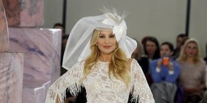 Η Αννίτα Ναθαναήλ στην πασαρέλα ντυμένη νύφη 