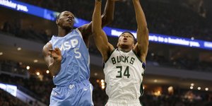 Ο Γιάννης Αντετοκούνμπο μαρκάρεται από παίκτη της Μινεσότα