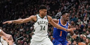 Ο Γιάννης Αντετοκούνμπο σε διεκδίκηση μπάλας με παίκτη των Νικς