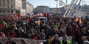 Απεργοί διαδηλώνουν στο Παρίσι