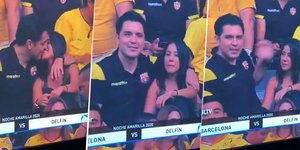 Ο άντρας φιλάει την παράνομη σχέση του στο γήπεδο